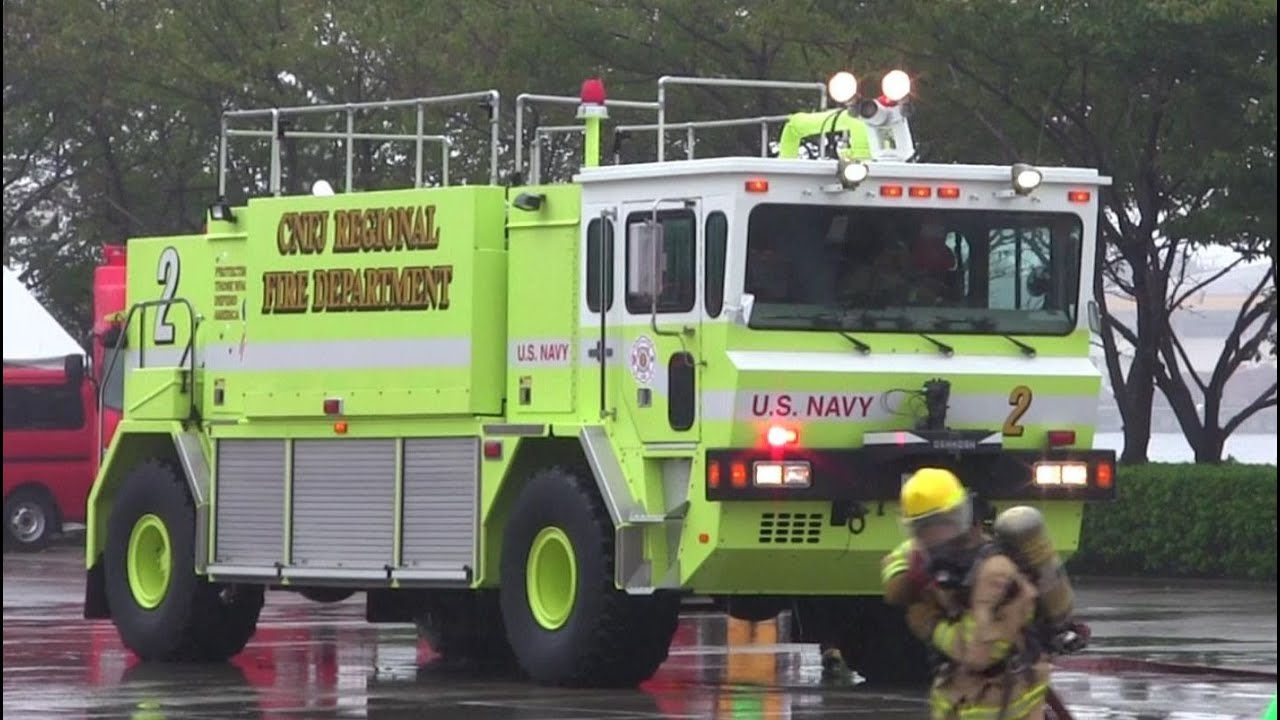 緊急走行 アメリカ海軍消防隊 演習 東京国際消防防災展13 U S Navy Fire Engine Responding Youtube