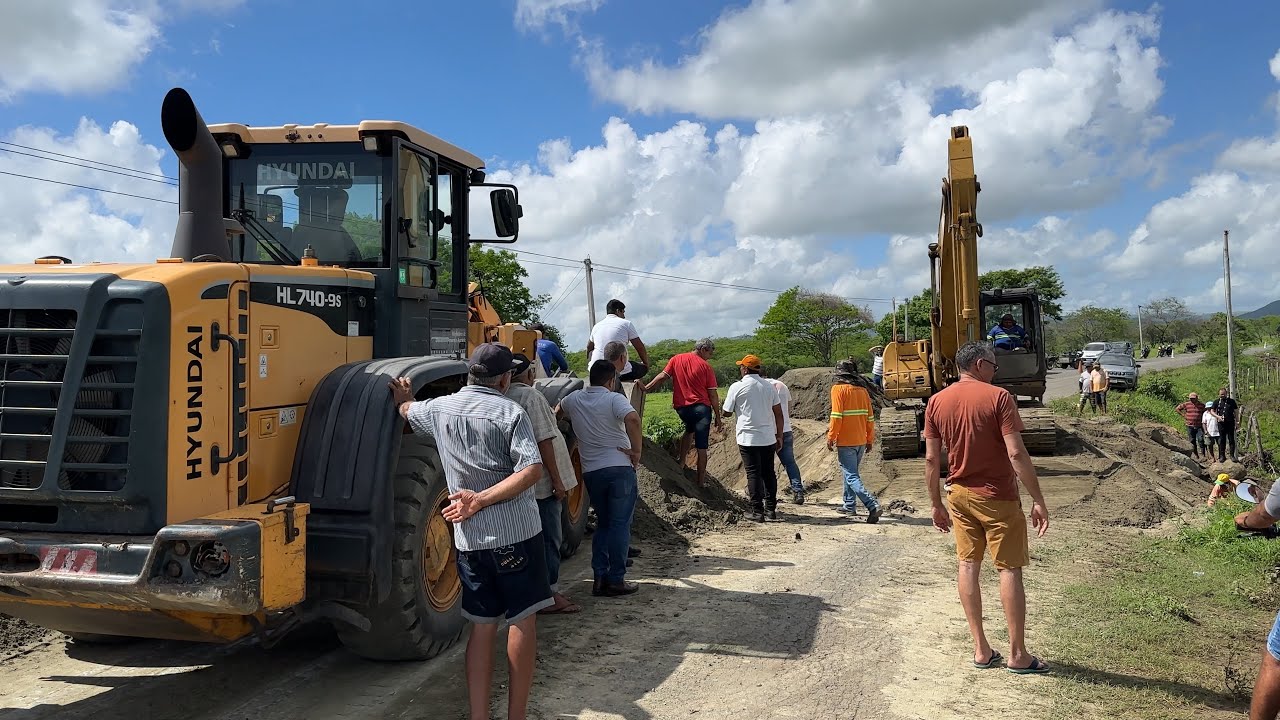 As máquinas pesadas já estão reconstruindo o boeiro levado pela água da chuva entre tacima e riachao