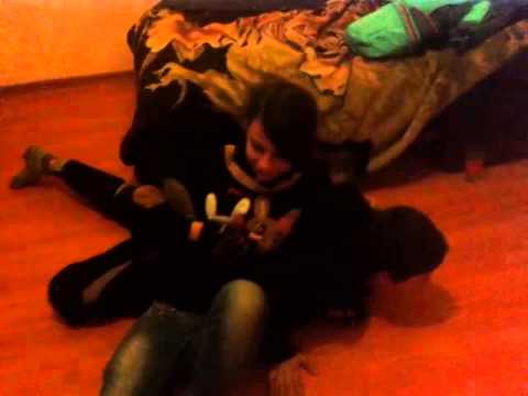 Брат не удержался сестру. Брат не удержался сестру. Брат помогает сестренке. Пока родителей. Брат не удержался сестру.