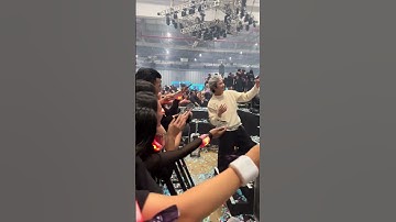 Nhìn ông Rik thương quá. Chân đau nhưng vẫn rất chìu fan ❤