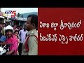 Lady CI Breaks Traffic Rules, attacks  CI in Vizag