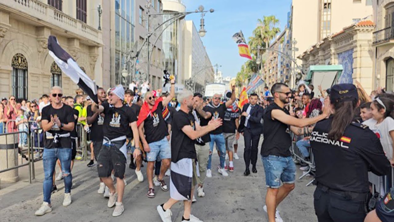 Ceuta se echa a las calles en la rúa con los jugadores del ascenso