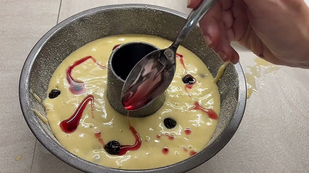 194. CIAMBELLONE ALLO SCIROPPO DI AMARENE, GLASSA DI CIOCCOLATO E NOCCIOLE