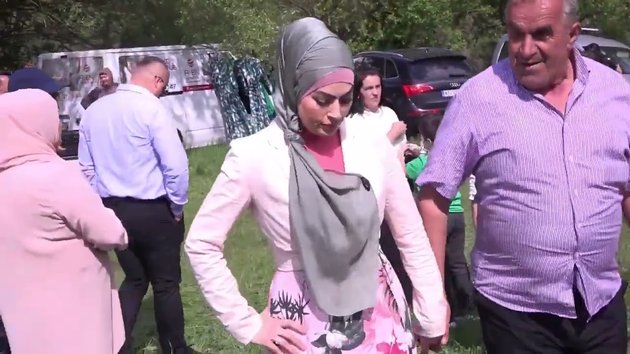 NEĆETE VEROVATI - DEVOJKA KOLOVOĐA U HIDŽABU PRELIJEPO IGRA ŽIKINO KOLO !!!