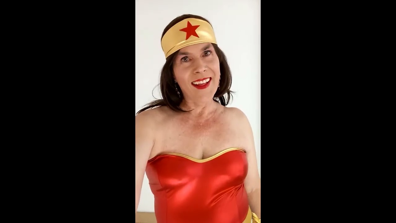 Happy Halloween 2025 – Gorgeous Trans Wonder Woman / Femenina Crossdresser Mujer Maravilla