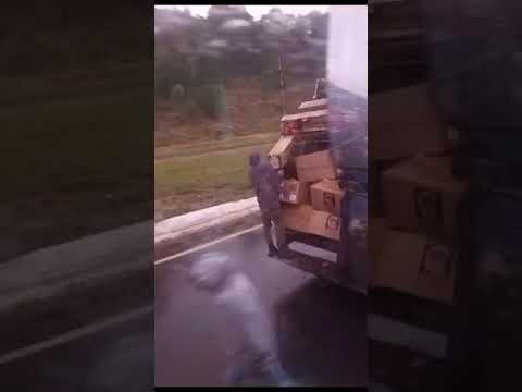 Caminhão de lixo de prefeitura da grande Curitiba lotado com carga de caminhão acidentado
