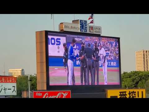 20220430　両ﾁｰﾑ監督ﾒﾝﾊﾞｰ表の交換【東京ヤクルトスワローズvs横浜DeNAベイスターズ】試合前@明治神宮野球場･ﾚﾌﾄ外野C 神宮球場　ﾒﾝﾊﾞｰ表最終確認