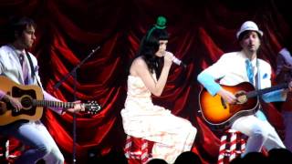 Katy Perry discusses Justin Bieber/Crowd "boo's" - Hammersmith Apollo
