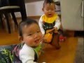 テンション高！双子の赤ちゃん大爆笑♪