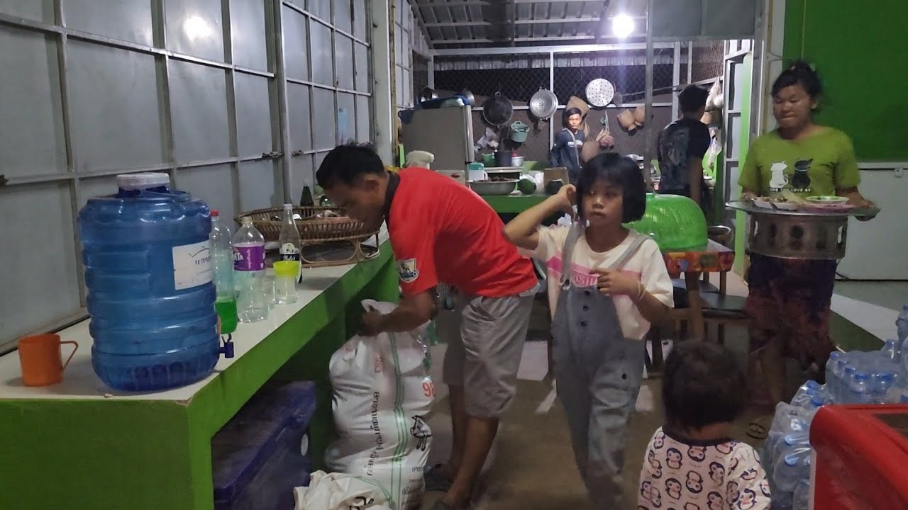 หอบกันมาเอาแตงโม ขอบคุณผู้ใหญ่ใจดีที่ชื้อให้ครอบครัวพ่อแม่มินนี่หลายๆจ้า3 มีนาคม ค.ศ. 2026