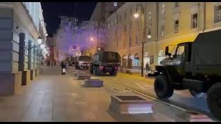Довга колона військової техніки у центрі Москви