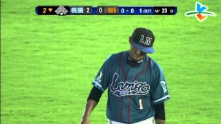 20130625 CPBL 桃猿VS獅 2下 黑豆驚險接球 楊教練讚微笑有男人味