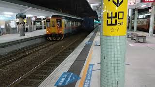 6902次R130單柴電頭+一節全藍行包專車+一節莒光色行包專車+五節全藍行包專車行包專列，和653次經由海線開往彰化的單電頭新式自動門莒光號