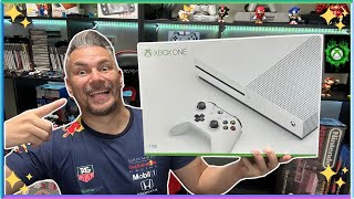 COMPREI um XBOX ONE S em PLENO 2025 | VALE A PENA?
COMPREI um XBOX ONE S em PLENO 2025 | VALE A PENA?
= = = = = = = = = = = = =
Neste video temos o XBOX ONE S perfeito.
Acompanhe do inicio ao fim para não perder nenhum detalhe.
= = = = = = = = = = = = =
Xbox One S Unboxing - https://youtu.be/pdYdJij85ZI
#6 XBOX One S - https://youtu.be/WUGbValCt3E
Importar pela BUYEE - https://youtu.be/GzQE YLZSc
Item SNES - https://youtu.be/Pjzyns9sI9U
Confronto - https://youtu.be/QY1PEzCNVG8
XBOX Evolution - https://youtu.be/bKCxVvcJ7JI
XBOX 360 Evolution - https://youtu.be/Q4f-20lsp2s
Xbox Classic - https://youtu.be/B3GctO69NOo
#2 XBOX 360 ARCADE - https://youtu.be/9j3XcJsuPHQ
#3 XBOX 360 SLIM - https://youtu.be/T1j4lV4OimM
#4 XBOX 360 SUPER SLIM - https://youtu.be/Yb_7fM6DZpI
#5 XBOX ONE FAT | COMPLETE IN THE BOX - https://youtu.be/aSFs-xwqf-Q
= = = = = = = = = = = = =
#xbox, #xboxclassic, #xboxclassico, #xboxone, #xboxones, #xboxonex, #xboxseries, #xboxseriess, #xboxseriesx, #retrogaming, #retrogamer, #retrogame, #jogos, #jogo, #videogames, #videogamer, #videogame, #gaming, #gamer, #game, #gameplay, #aovivo, COMPREI um XBOX ONE S em PLENO 2025 | VALE A PENA?