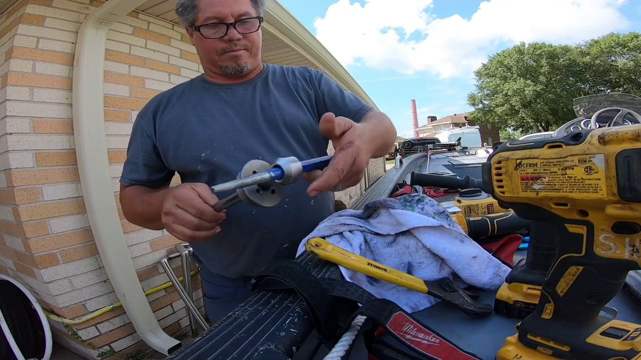 How to change the seals on a 1999 50hp Jonson power trim part 1