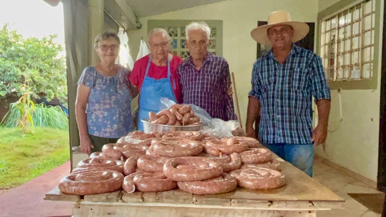 Carneamos um Porco Caipira e Fizemos Linguiça do Jeito Tradicional da Roça