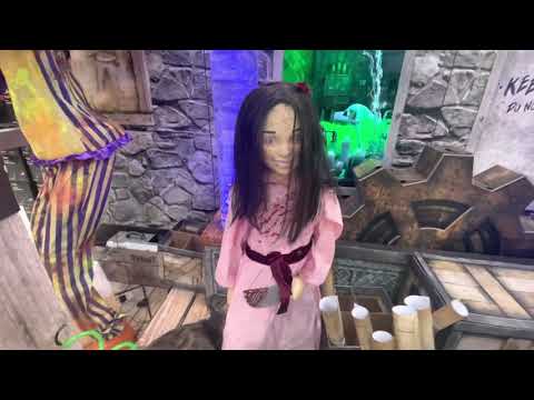 Betty Sharpe in-store demo | Spirit Halloween 2022 🔪