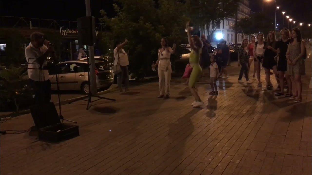 Танцы на набережной Астрахань. Песня а ты танцуешь тудым сюдым