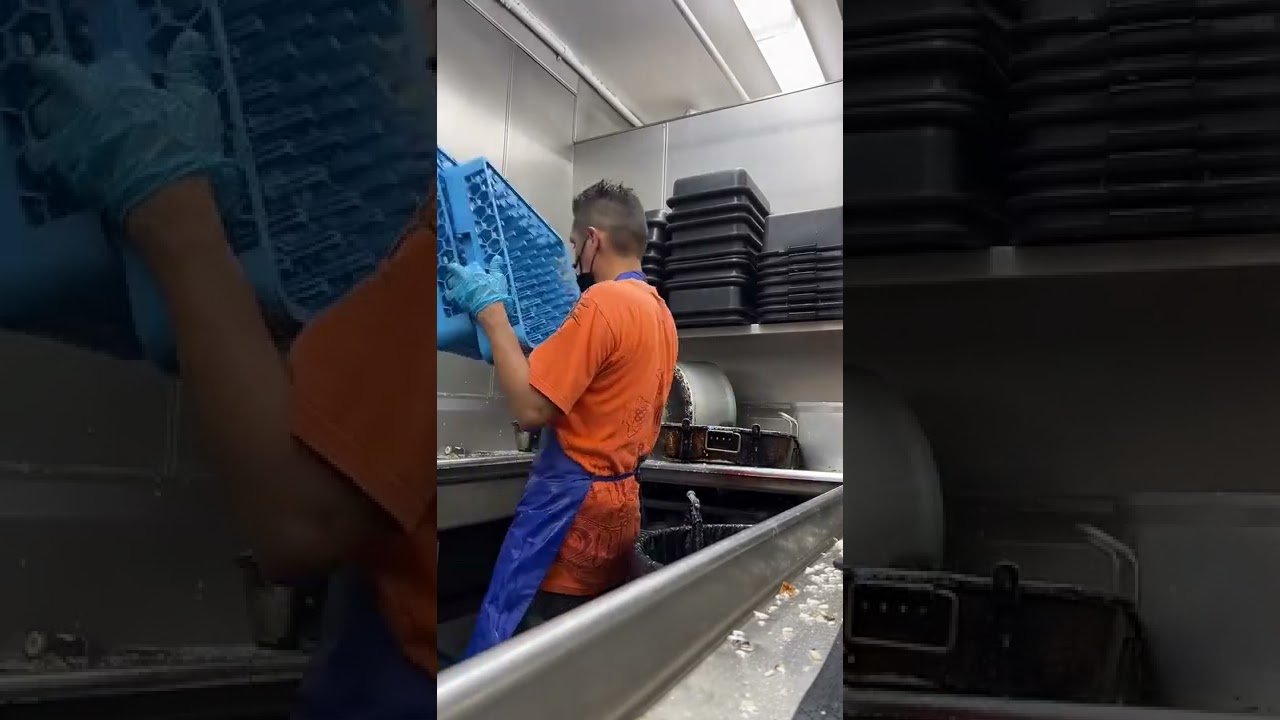 Victorllm en mi trabajo junto a Ruth y arón  contando como fue su viaje