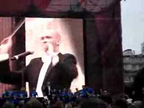 Monty Python - Coconut Orchestra em Trafalgar Square 2