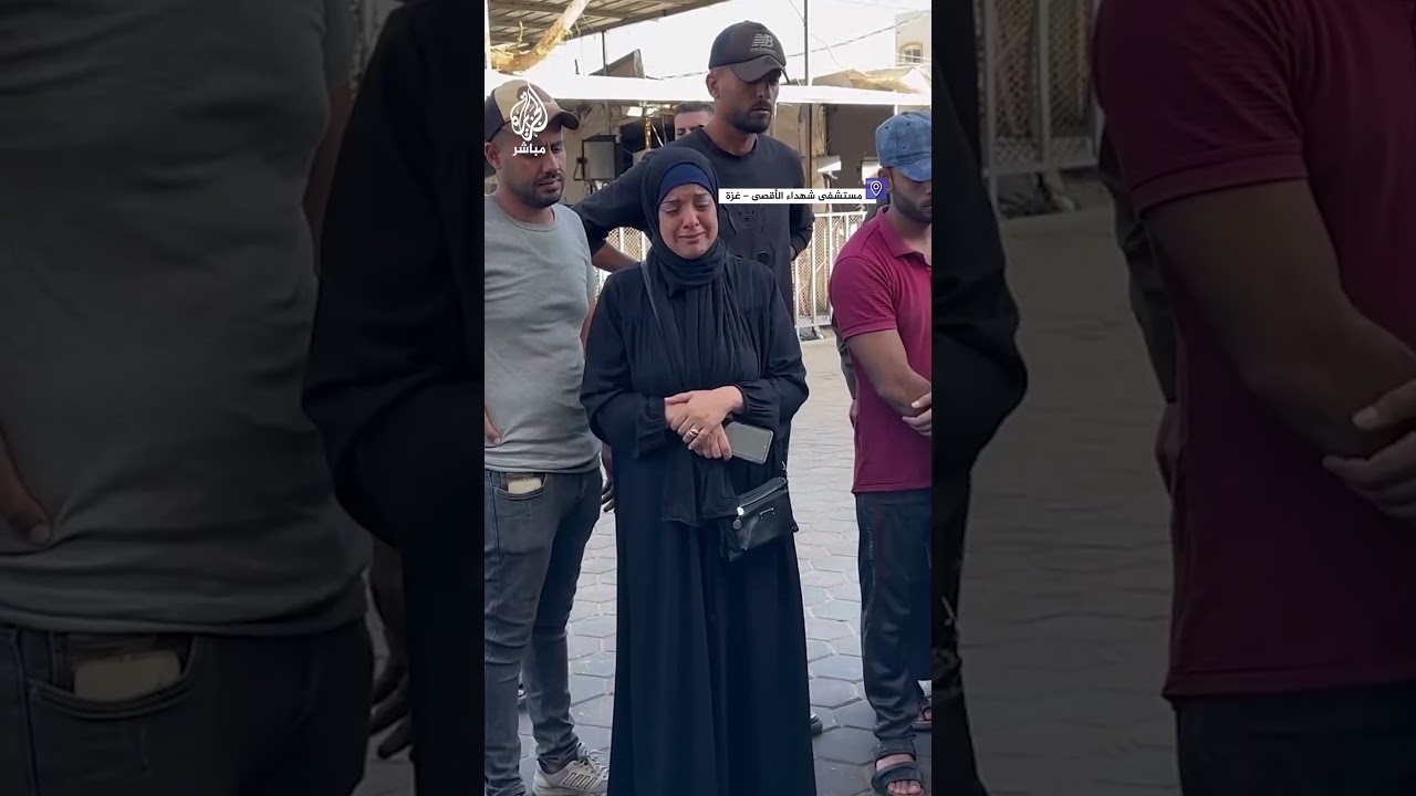 بعيون مليئة بالقهر والوجع.. عائلة تودع أبناءها الذين استشـ ــهدوا جراء غارة إسرائيلية بمخيم النصيرات