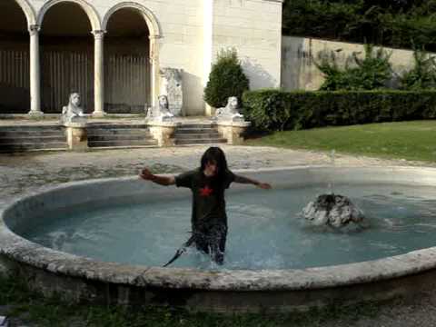 Un bagno nella fontana di villa borghese per Cre e Au xD