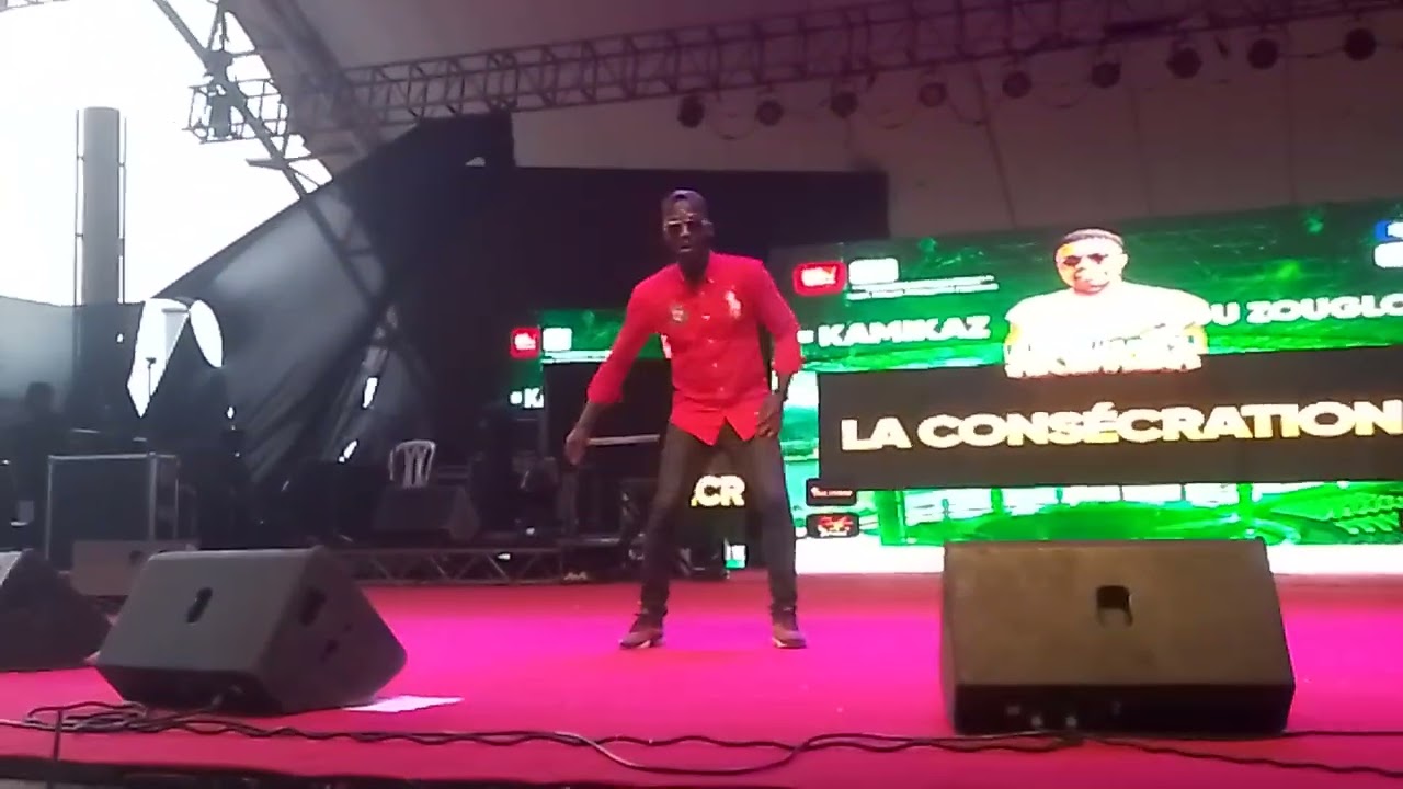 présentation au concert de kamikaze du zouglou au Palais de la culture