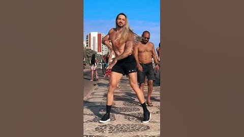 I danced to APT by Rosé and Bruno Mars in public 🙈 | Gabriel Mansur