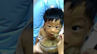 20170908家庭歷史-亮亮7分鐘吃完300ml食物泥