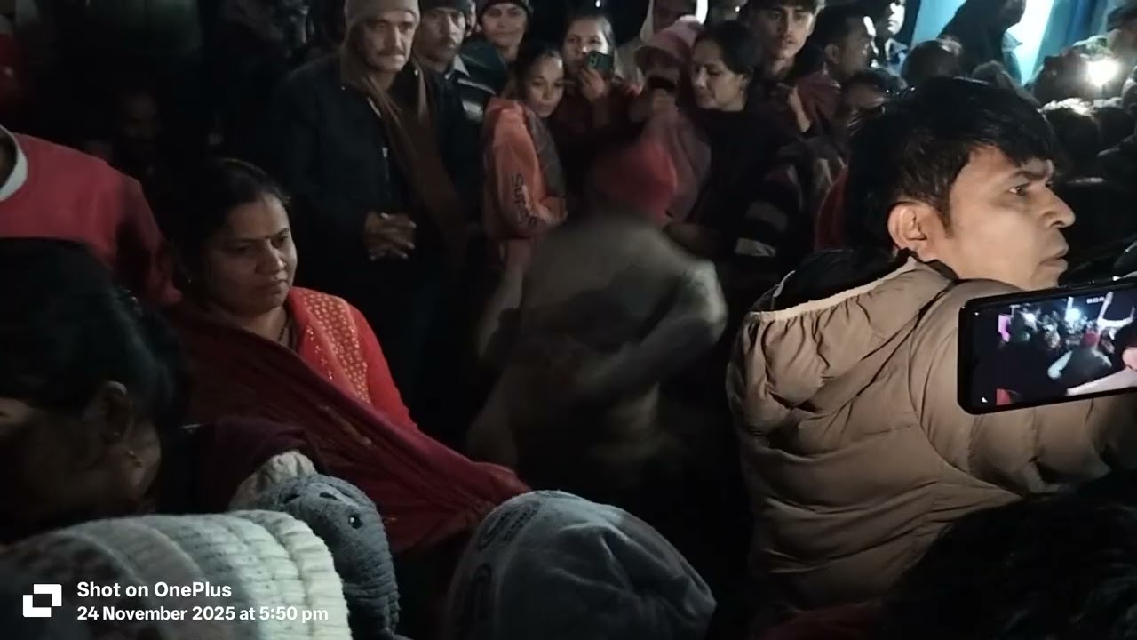 जय नारांकर भगवान कि पुजारी जी का आशीर्वाद लेते हुए सभी भक्त 