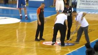 Abdi İpekçi Arenada Yıllardır Çözülemeyen, Çatıdan Damlayan Su Ile Islanan Zemin Rezaleti