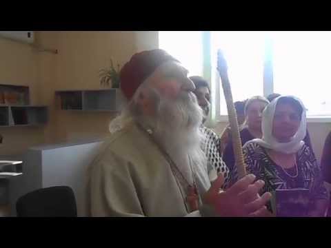 მეუფე ილარიონი ხალხს ლოცავს..