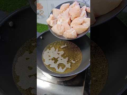 Asma Majid Foodのレシピ: 青唐辛子チキンカラヒ ギーの香りが豊かなチキングレービー