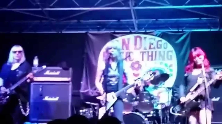 L7 - Pretend We're Dead (Live 11/14/15 San Diego Music Thing)