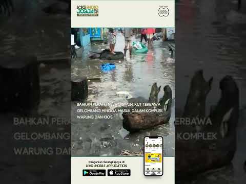 Warung dan Kios di Pantai Depok Bantul porak poranda dihantam ombak besar