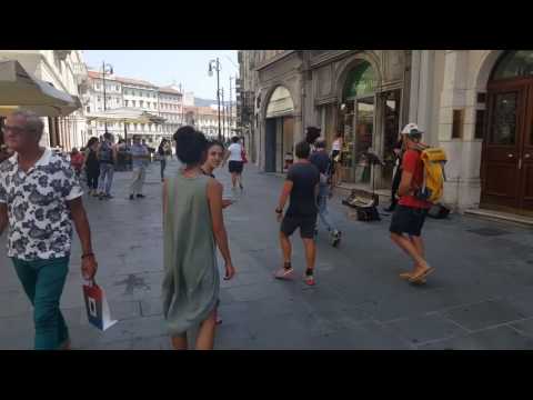 İtalya'da Sokakta Dans Eden Filistinli Kız