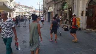 İtalyada Sokakta Dans Eden Filistinli Kız