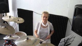 Download Lagu yasemin erzaim when the smoke is going down MP3