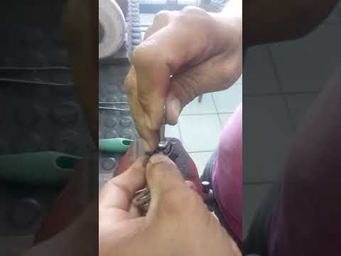 Vídeo: Como você transforma uma fechadura de encaixe em um cilindro?