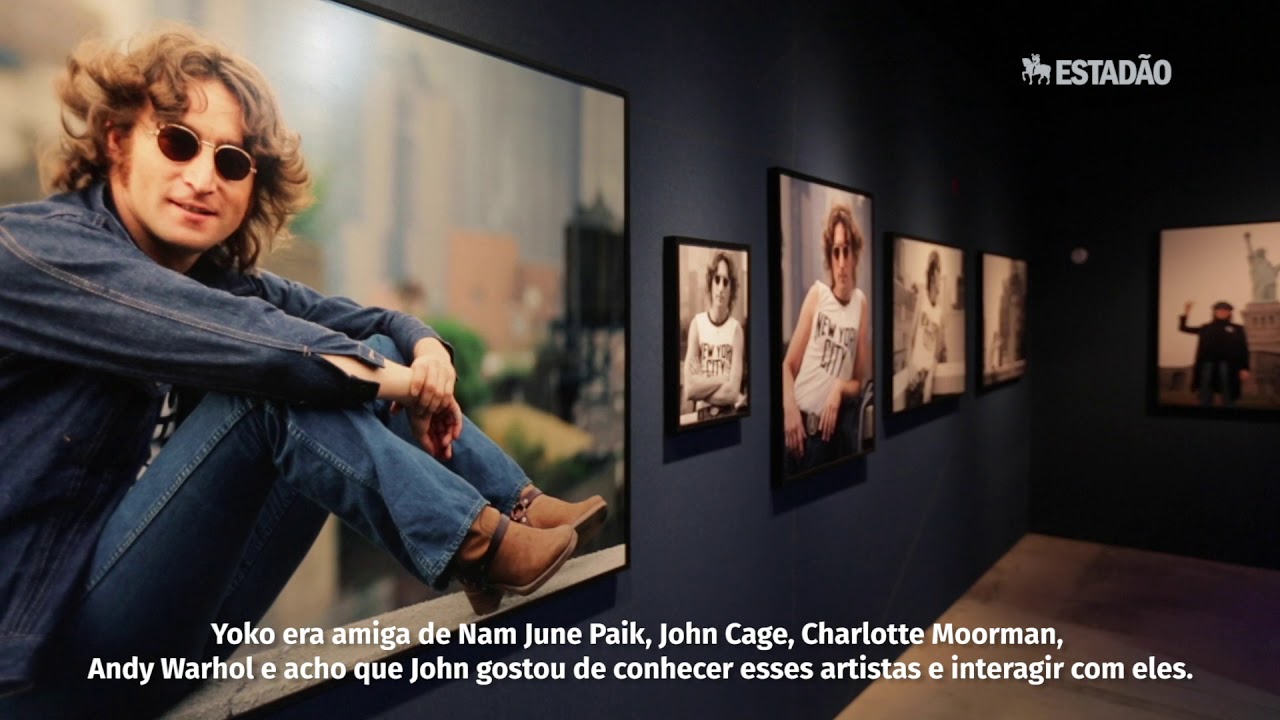 Bob Gruen visita montagem de exposição com imagens que fez de John Lennon em Nova York