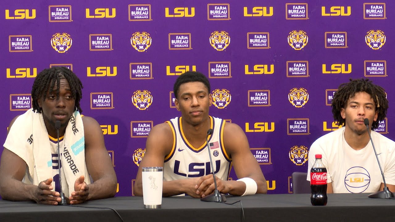 Игроки мужской баскетбольной команды LSU общаются со СМИ после победы над FIU