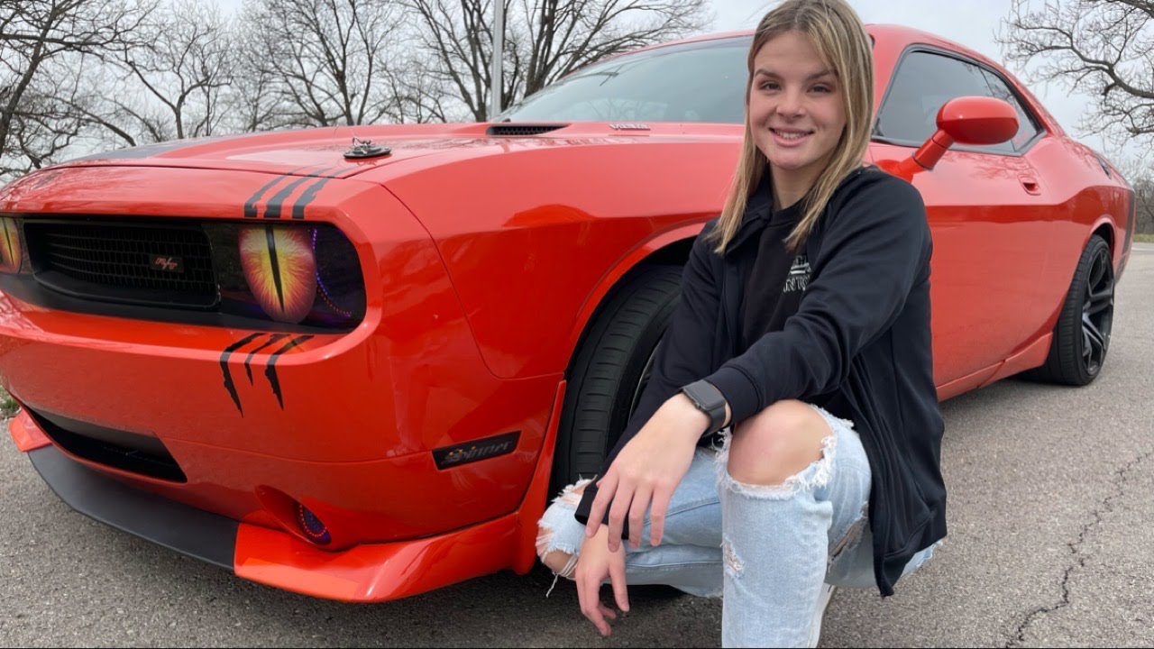 COLLEGE GIRL REVIEWS 2009 DODGE CHALLENGER RT