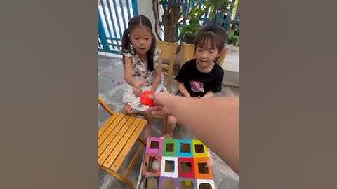 Tiếng Anh Giao Tiếp Thiếu Nhi Tại Phan Thiết: Tracy and Tia talking about Colors