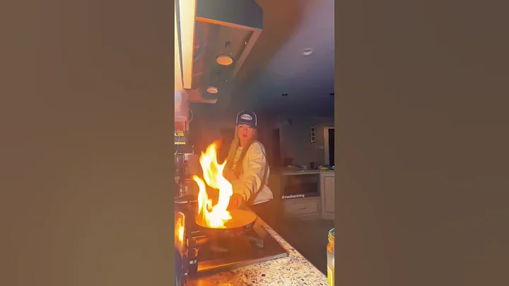 GIRL LEARNS NOT TO USE WATER ON GREASE FIRE THE HARD WAY 😭😭😭 #viral - DayDayNews