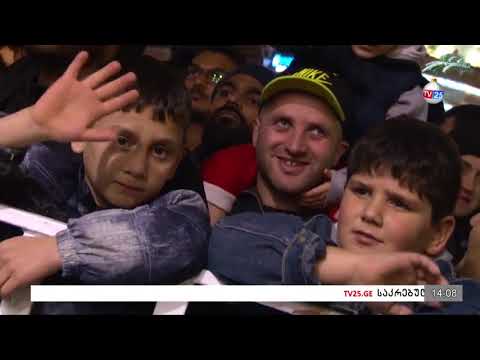 ქალაქის მთავარი ნაძვის ხე განათებულია