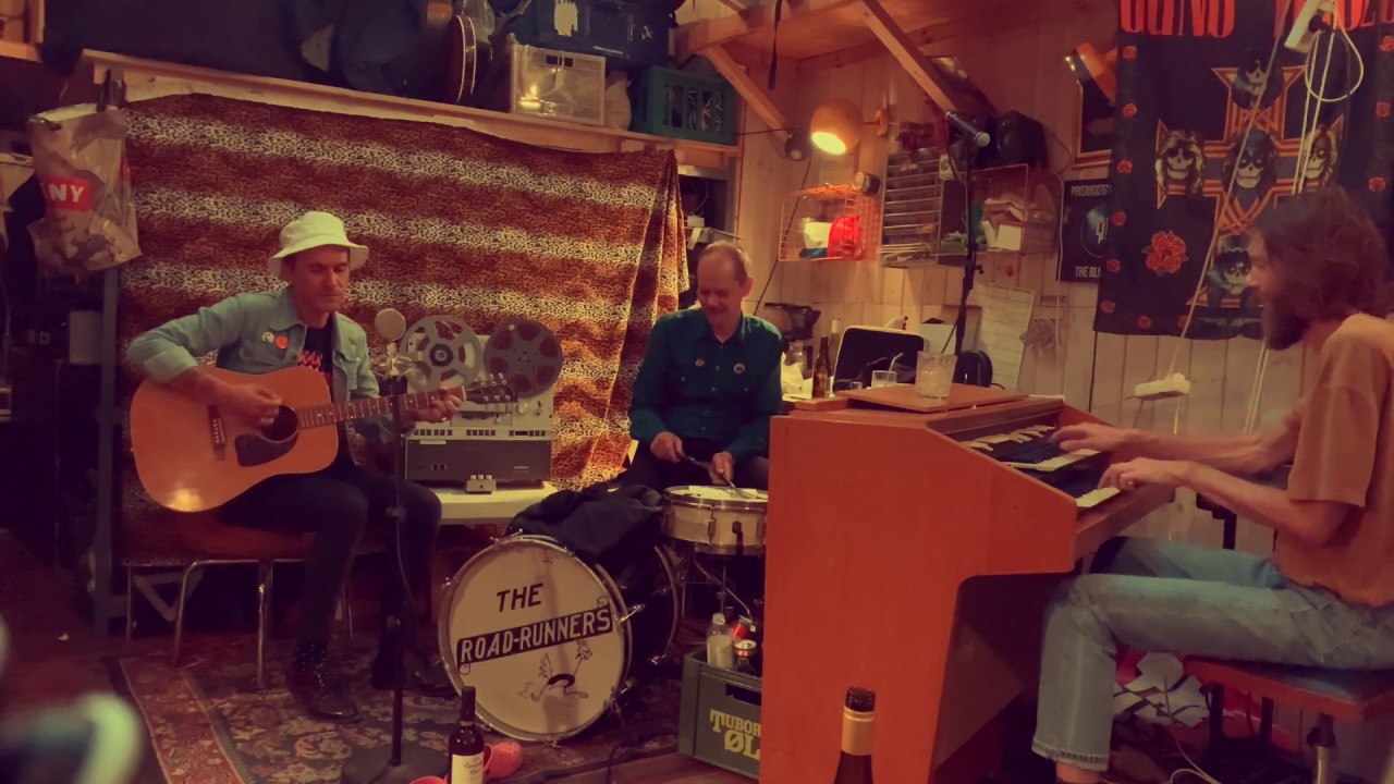 The Blue Van - Beggar (Live Session) adlı videoyu YouTube'da izle The Blue Van - Beggar (Live Session) adlı videoyu YouTube'da izle