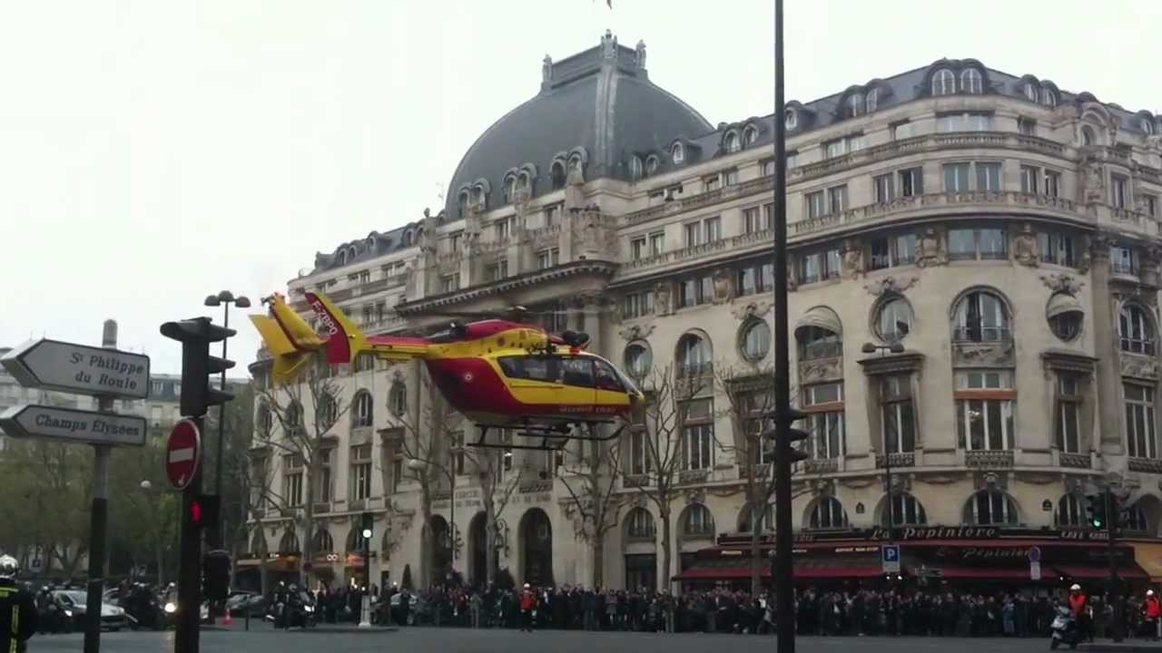 5 avril 2012 - Hélicoptère de la sécurité civile, Place Saint-Augustin à Paris