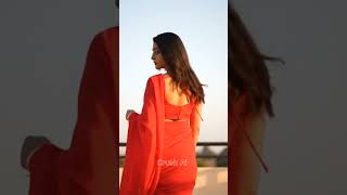 She Adjusted Her Saree And Shook Hearts