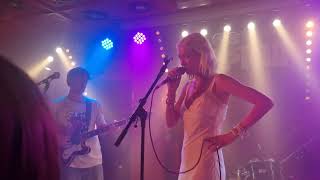 Nieve Ella „Girlfriend“ (acoustic) Reeperbahnfestival 2023 (4K/HDR)