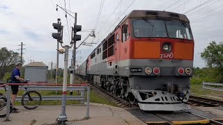 Тепловоз ТЭП70-0430 с пассажирским составом Москва-Махачкала со станции Сазанка